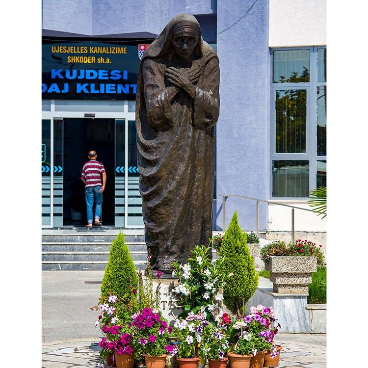 Bronze sculpture of Teresa praying in the outdoor