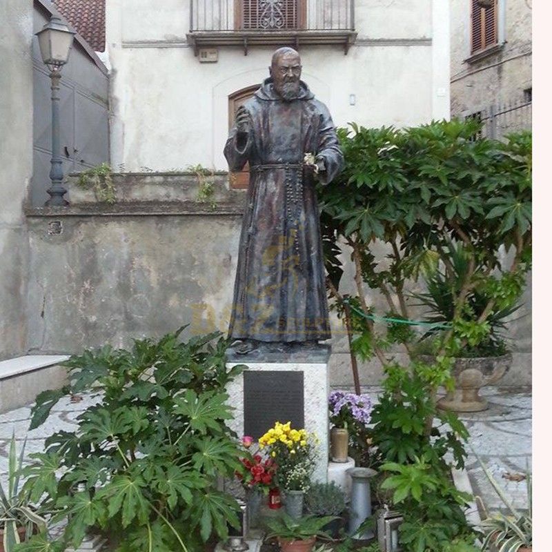 Customized outdoor life-size handmade San Padre Pio statue