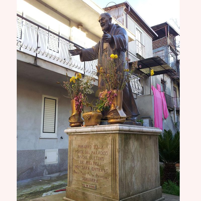 Saint padre Pio statue